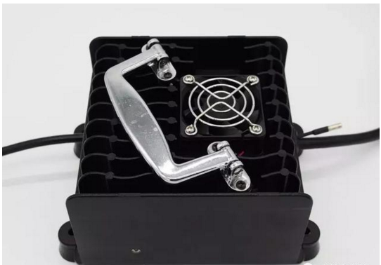 The matching charger can effectively charge and protect the battery and prolong the battery life.